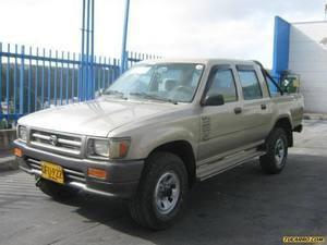 Toyota Hilux 2.4L MT 2400CC 4X4 PM AA