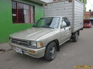 Toyota Hilux 2.4 MT 2400CC 4X2 FE