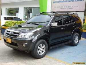 Toyota Fortuner SR5 AT 3000CC TD 4X4