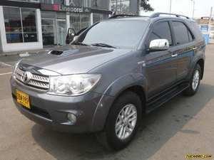 Toyota Fortuner SR5 MT 3000CC TD 4X4